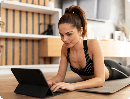 Formação Completa em Pilates Online - Aluna com tablet