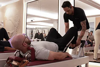 Formação em Pilates Clássico - Instrutor ensinando aluno
