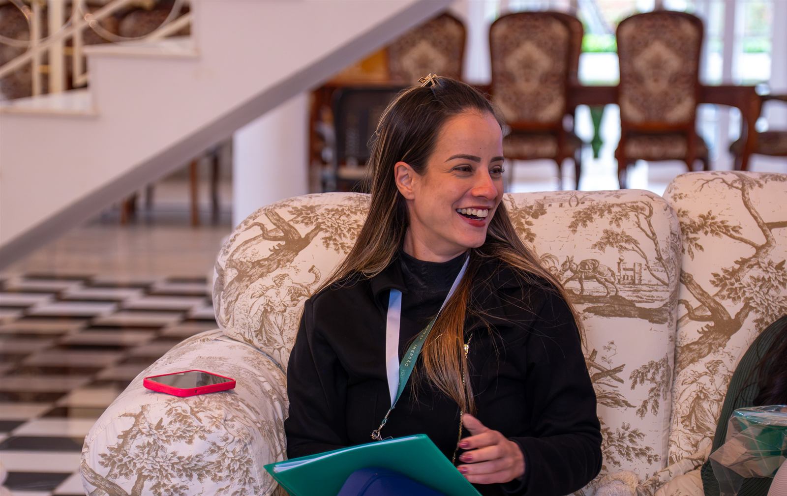 Participante em conversa durante o intervalo