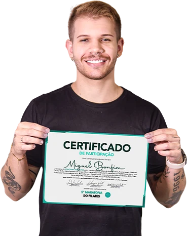 Participante sorrindo e segurando o certificado de participação